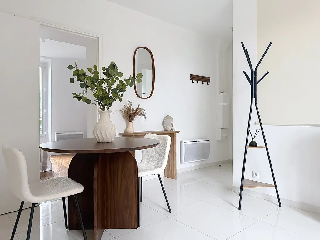 Coin repas avec table ronde, chaises en bouclette et miroir ovale