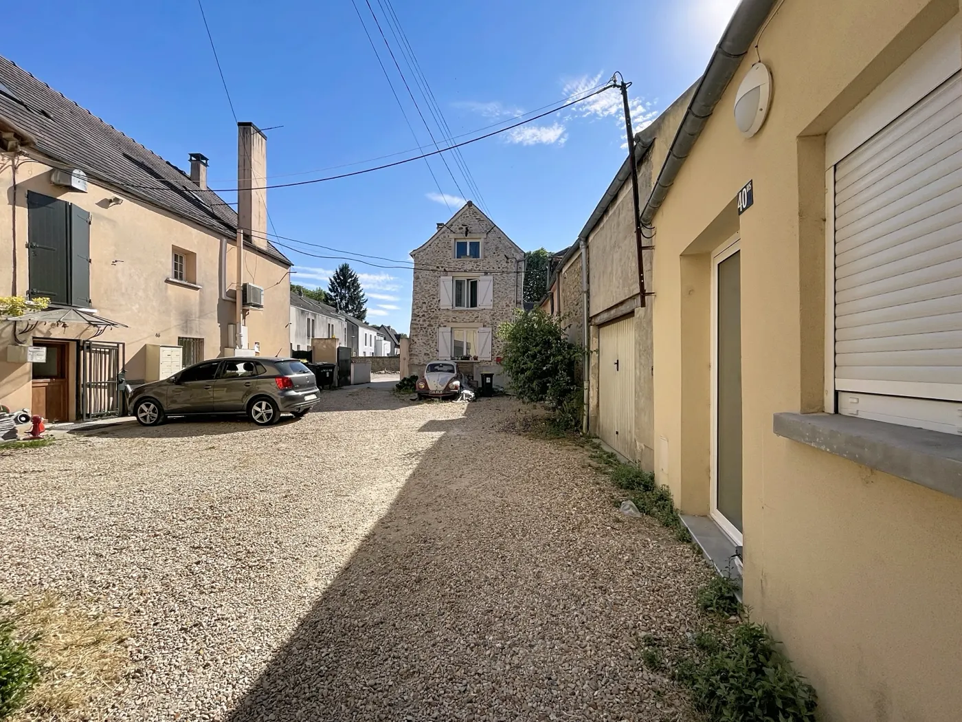 Cour arrière de l'immeuble avec une porte de garage