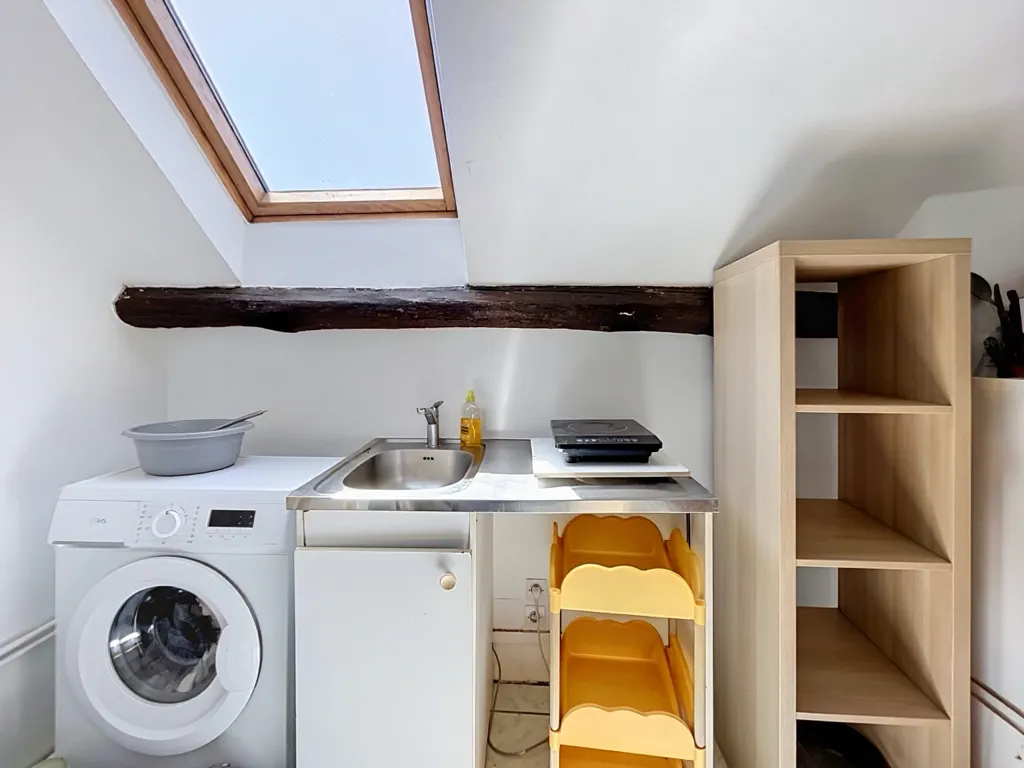 Kitchenette sous combles avec plaque de cuisson et lave-linge
