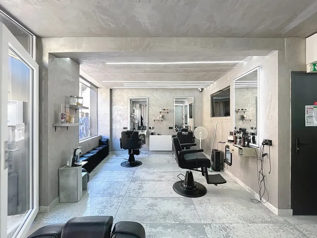 Intérieur du local commercial, aménagé en salon de barbier