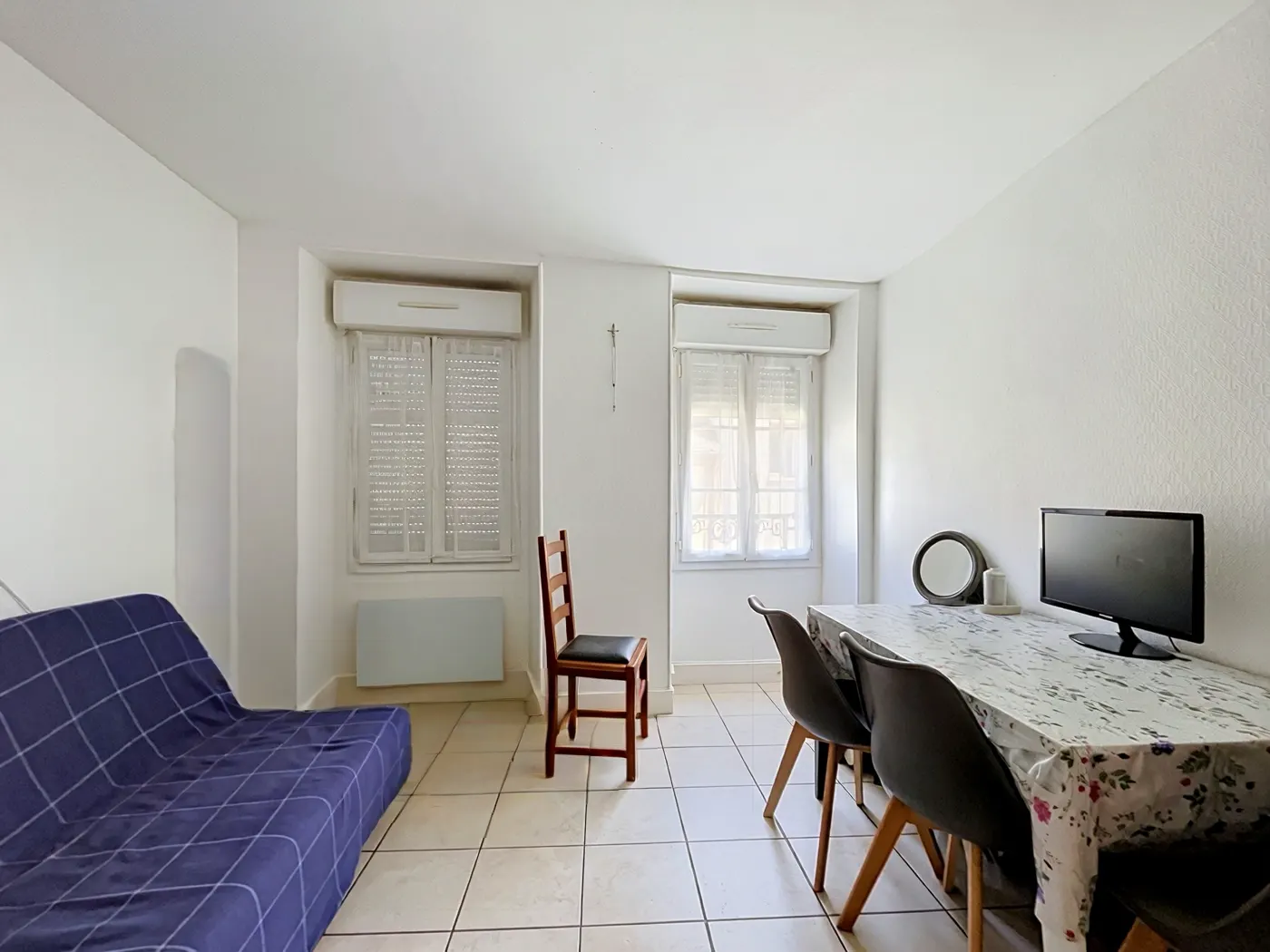 Séjour de l'un des logements, deux fenêtres donnant sur la rue