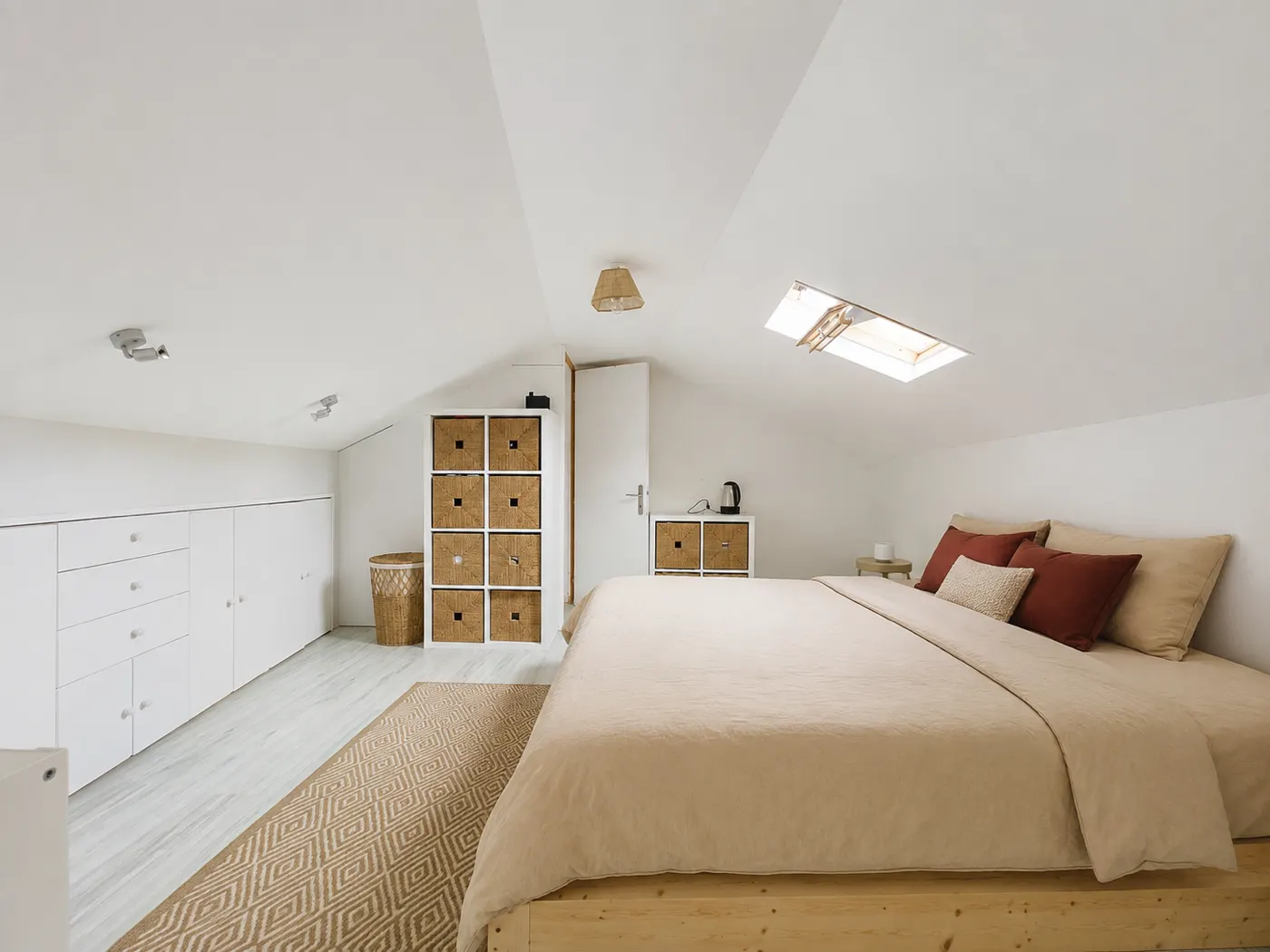 Chambre sous combles avec fenêtre de toit