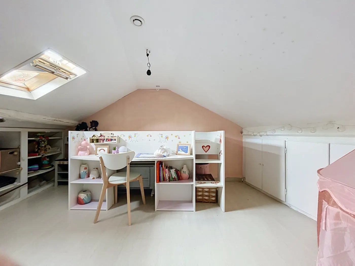 Chambre aménagée sous les combles de l'immeuble
