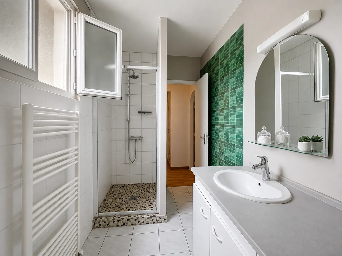 Salle de bains avec douche et faïence verte