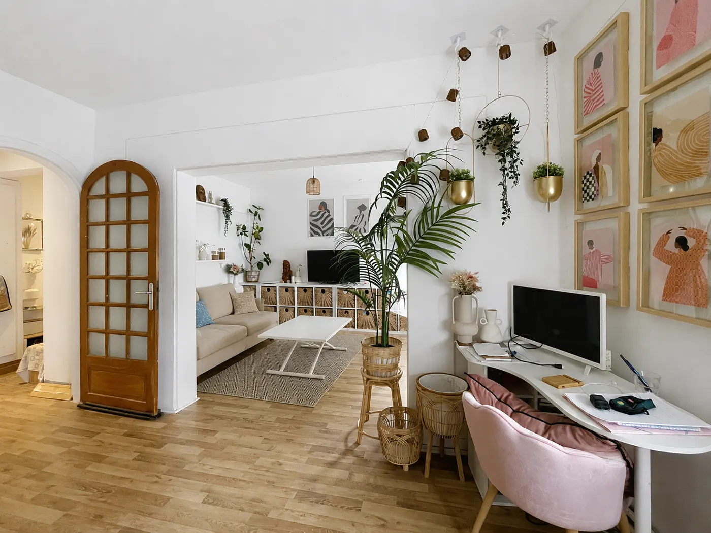 Séjour avec porte vitrée en arche et parquet