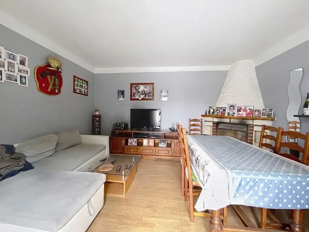 Séjour avec cheminée, décoration à actualiser