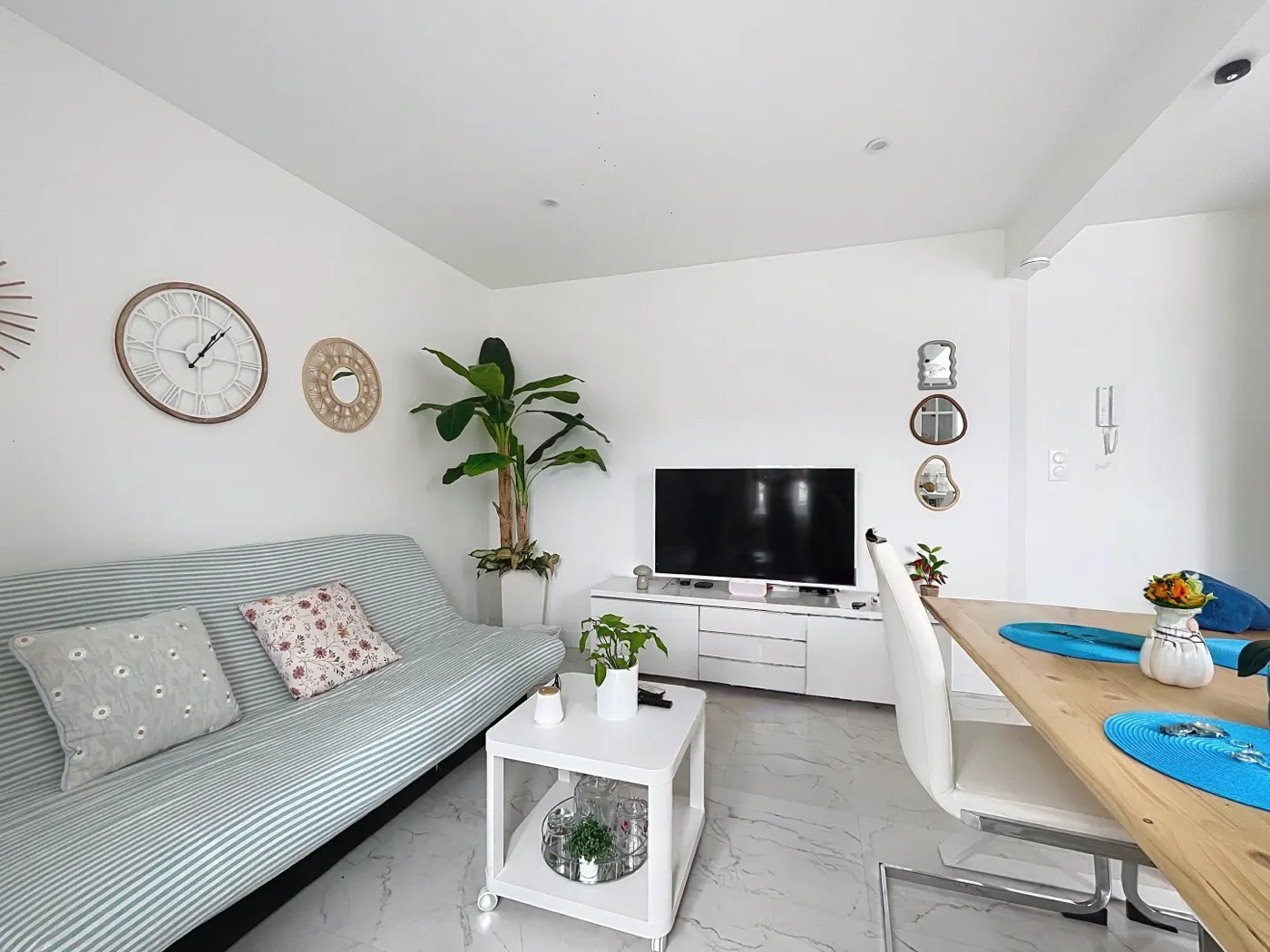 Séjour rénové et lumineux d'un appartement de l'immeuble